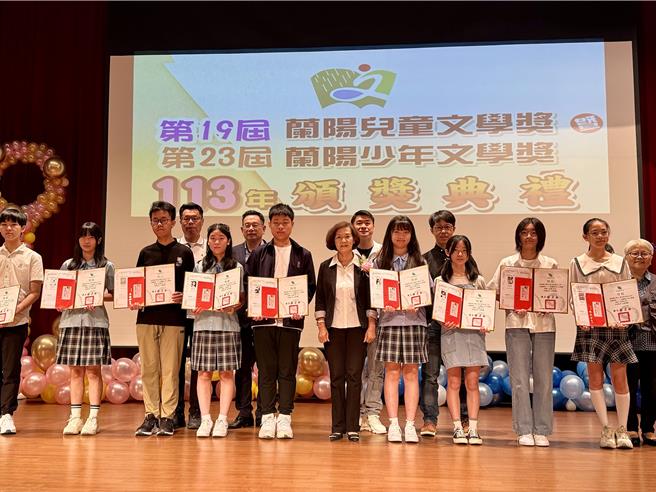 宜蘭縣第19屆蘭陽兒童暨第23屆蘭陽少年文學獎共108件得獎，縣長林姿妙今（2日）表揚頒發獎勵金。（吳佩蓉攝）