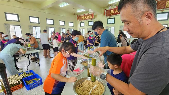 2024年6月2日澎湖县／澎湖端午社区包粽趣，马公市安宅社区2日连竹筒饭都有，让小朋友也能轻松上手。（许逸民摄）