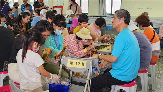 2024年6月2日澎湖县／澎湖端午社区包粽趣，马公市安宅社区2日下午的社区包粽活动，报名人数还衝破200人。（许逸民摄）