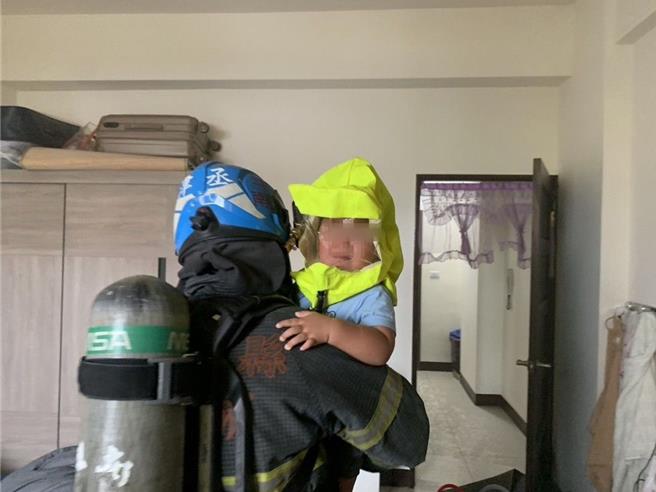 消防人員使用共生面罩成功把受困的4人救出，其中包括1名3歲男孩，小男孩非常鎮定，令人動容。（雲林縣消防局提供）