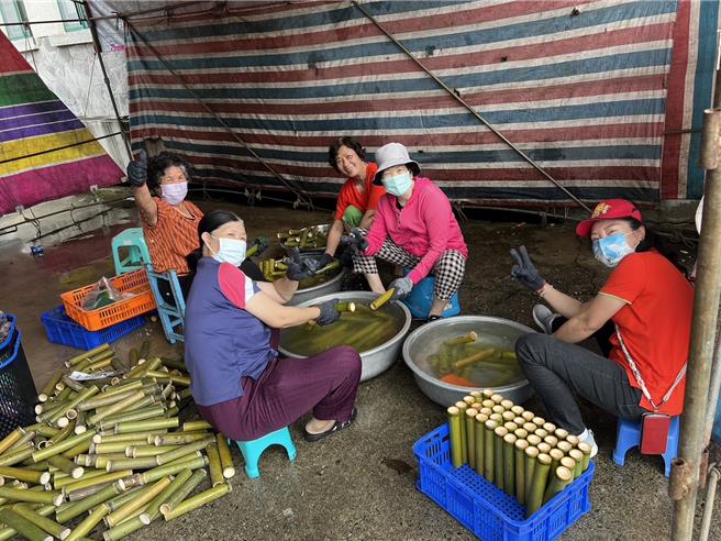 2024年6月2日澎湖县／澎湖端午社区包粽趣，马公市安宅社区2日下午的社区包粽和竹筒饭活动，志工妈妈还先清洗竹筒。（安宅里长张俪盈提供／许逸民澎湖传真）