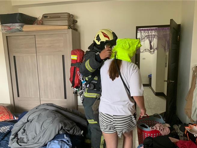 消防人員使用共生面罩成功把受困的4人救出。（雲林縣消防局提供）