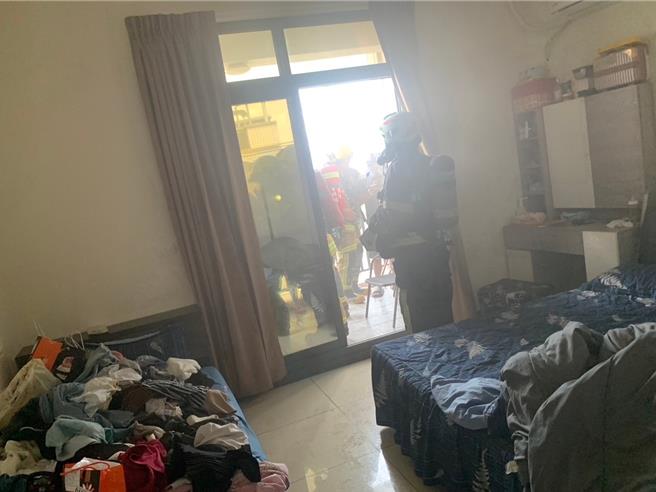 屋內4人跑到3樓陽台躲濃煙。（雲林縣消防局提供）