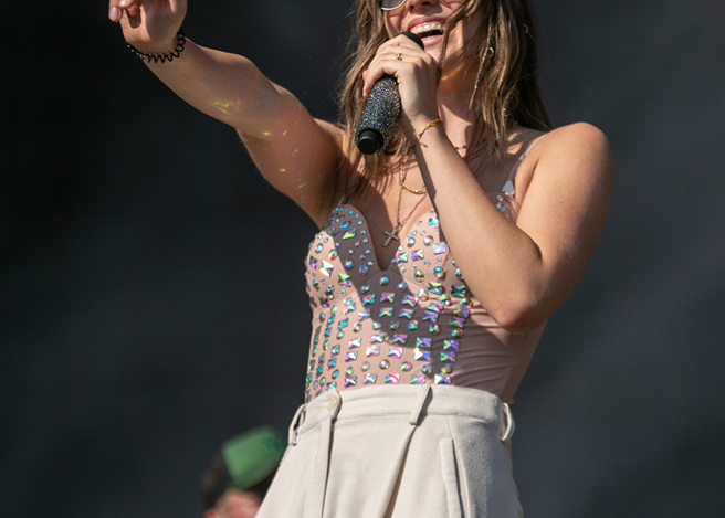 摇滚女歌手演唱时，遭到蝙蝠狂咬却毫无知觉。(图:shutterstock/达志)