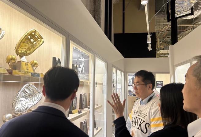 台南市长黄伟哲(左二)参访福冈巨蛋内的王贞治棒球博物馆。(台南市政府提供／曹婷婷台南传真)