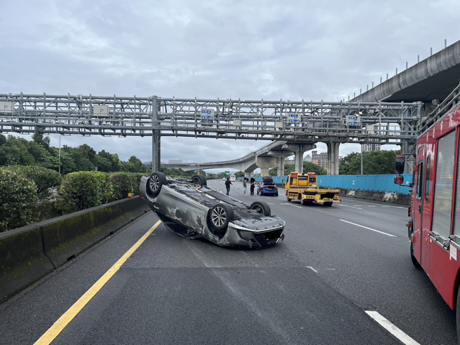今日（2日）下午13时8分许，国道3号北向49.9公里三莺路段惊传车祸。（图／警方提供）