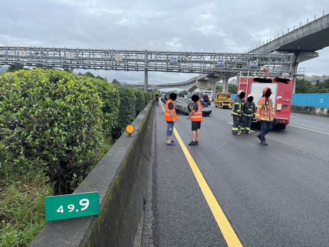 今日（2日）下午13时8分许，国道3号北向49.9公里三莺路段惊传车祸。（图／警方提供）