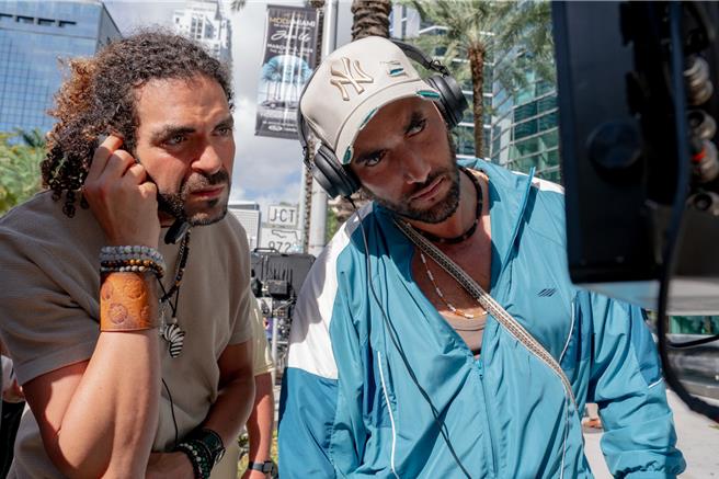 阿迪爾（左）、畢拉爾攜手合作將近15年，默契極佳。（索尼影業提供）