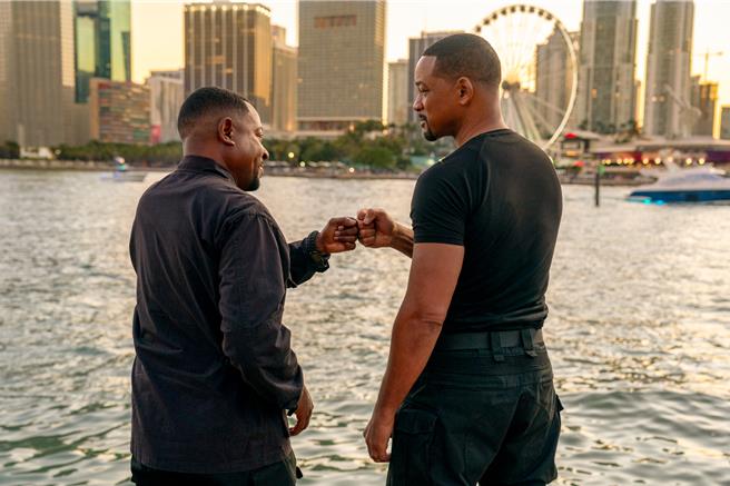 馬汀勞倫斯（左）、威爾史密斯回歸合作《絕地戰警》。（索尼影業提供）
