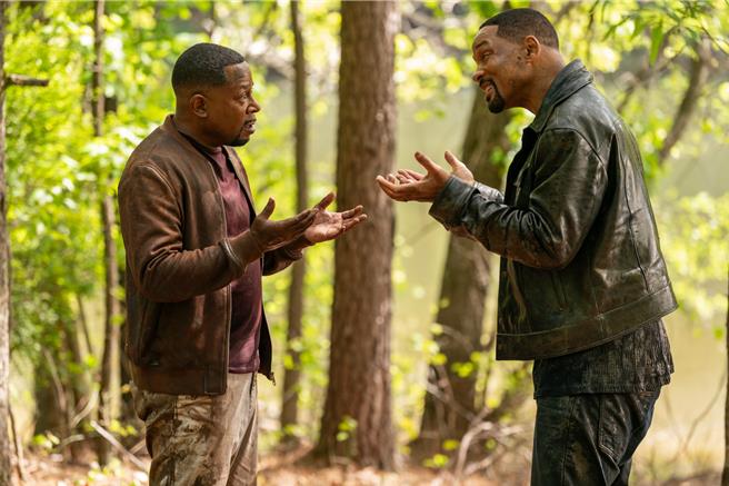 馬汀勞倫斯（左）、威爾史密斯重現經典鬥嘴場面。（索尼影業提供）