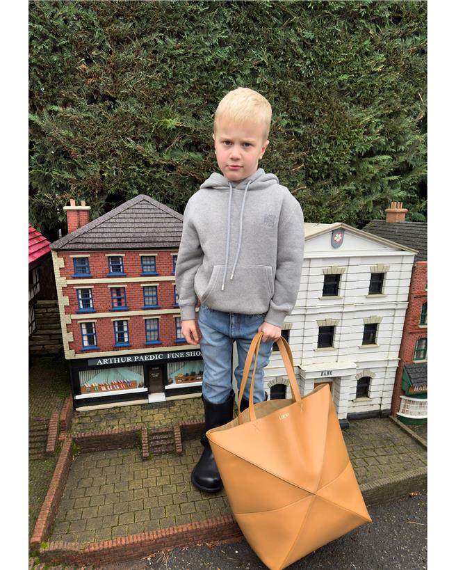 創意總監Jonathan Anderson的親愛侄子也入鏡同樂。（Loewe提供／黃唯淯台北傳真）