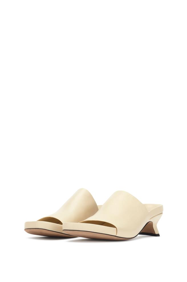 Loewe Ease米白色小羊皮低跟鞋，售價3萬7000元。（Loewe提供／黃唯淯台北傳真）