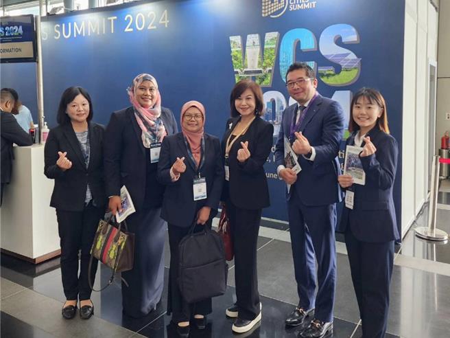 世界城市高峰會6月2日起在新加坡舉辦，基隆市是全國非六都城市中惟一受邀參加的城市，由基隆市副市長邱佩琳（圖右3）帶領產發處長林鼎超（右2）等人與會。（基隆市政府提供／張志康基隆傳真）