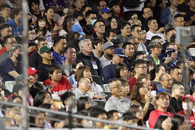 味全龙徐若熙先发，吸引美日职逾10队球探前来台北大巨蛋观赛。（黄世麒摄）
