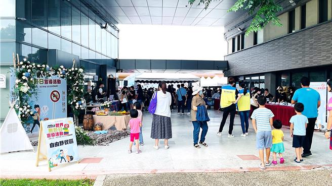 台東縣衛生局舉辦無菸野餐活動，吸引親子家庭踴躍參與。（蕭嘉蕙攝）