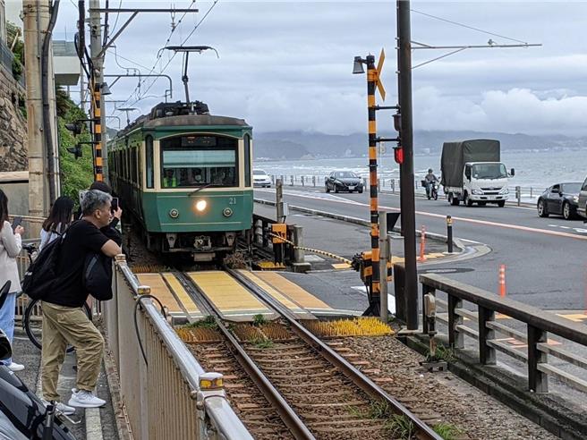 江之島電鐵因《灌籃高手》成海內外知名景點，這次與高雄捷運、優雅食簽約，將披上高雄輕軌塗裝上路。（江之電提供／任義宇高雄傳真）