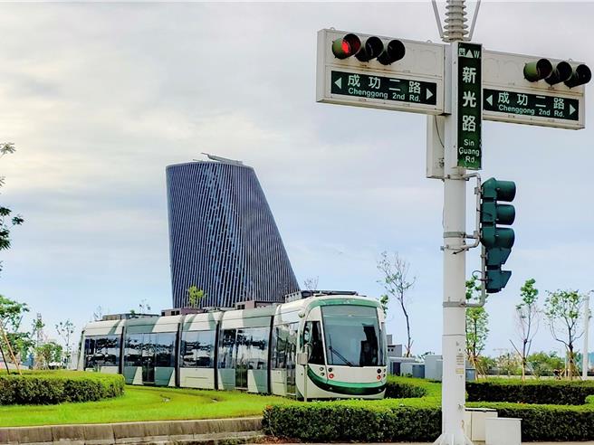 高雄捷運與江之島電鐵將推出交換塗裝，其中一列輕軌列車預計在今年第4季披上異國色彩。（任義宇攝）