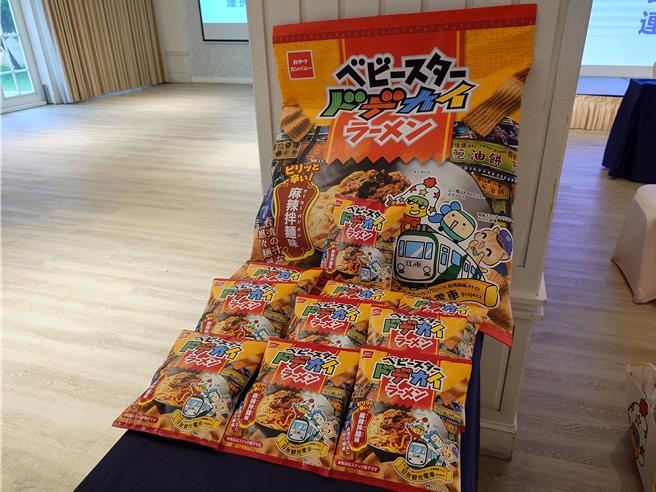 星太郎點心麵將推出江之電、高雄捷運聯名包裝，高捷人氣站貓「蜜柑」也會登上包裝，在台、日兩地販售。（任義宇攝）