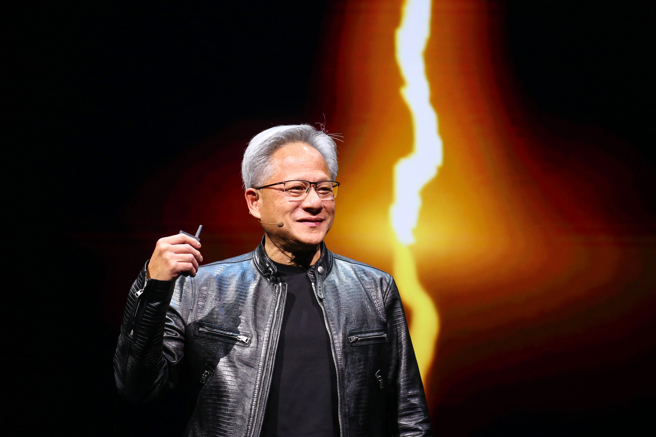 台北國際電腦展（COMPUTEX）於6月4日開幕，輝達執行長黃仁勳2日晚間7點在台大體育館發表專題演講，主題是「開啟產業革命的全新時代」，一開始以台語說「我們家做得不錯吧」，引起現場熱烈的掌聲。（鄧博仁攝）