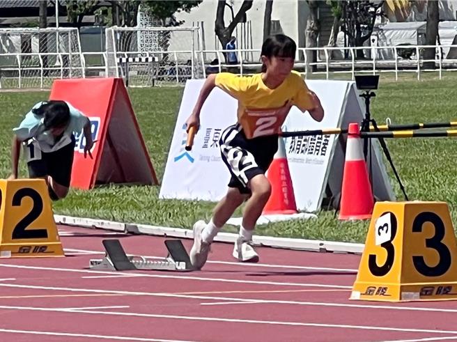 彰化縣3校選手，在今年度於台東縣舉行的全中大隊接力決賽中表現亮眼，縣長王惠美肯定選手們的用心與努力，期待明年在彰化，能突破自我，再創佳績。（縣府提供／葉靜美彰化傳真）