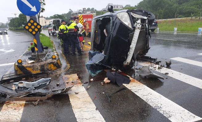 新北市金山区今2日下午14时许发生一起车祸。（翻摄画面）