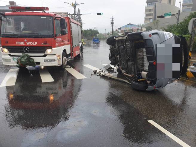 新北市金山区今2日下午14时许发生一起车祸。（翻摄画面）