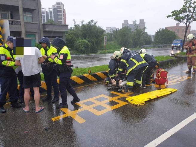 新北市金山区今2日下午14时许发生一起车祸。（翻摄画面）