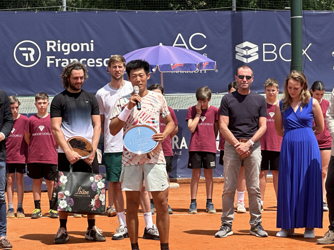 曾俊欣（前中）在義大利維琴札挑戰賽奪冠。（曾育德提供）