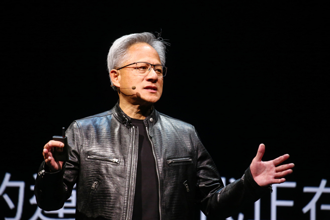 黄仁勋（2）日晚在台大体育馆演讲，一开始以台语说「我们家做得不错吧」，引起现场热烈的掌声。（邓博仁摄）