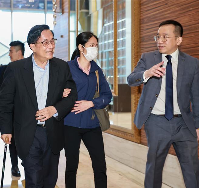 前總統陳水扁（左）24日出席凱達格蘭基金會19週年感恩餐會。右為陳致中。（本報資料照片）