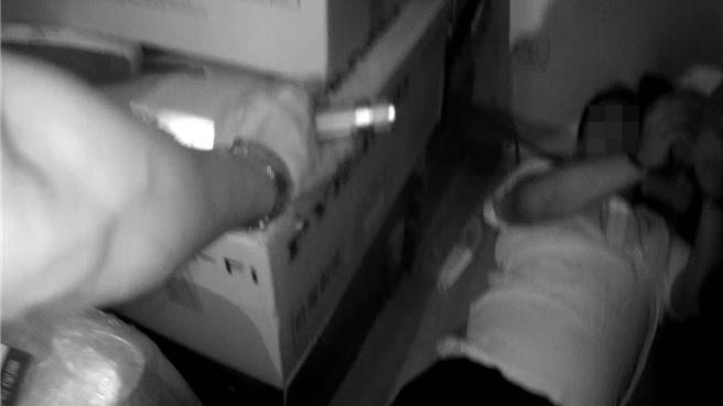 林姓通緝犯忍著腰痛蜷縮進入紙箱躲藏，員警聽聲辨位開箱順利逮人。(翻攝照片／蔡依珍桃園傳真)