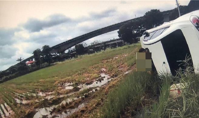 陳男遇警攔檢不停，反而加速逃逸，最後自撞飛墜路旁稻田，自行脫困。（警方提供／羅琦文屏東傳真）