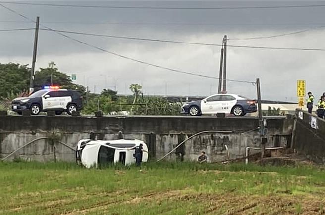 陳男飛墜約一層樓高的稻田。（警方提供／羅琦文屏東傳真）