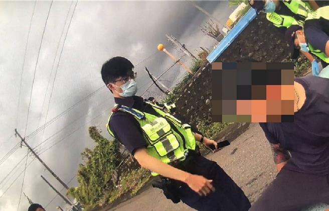 陳男飛墜稻田，乖乖落網。（警方提供／羅琦文屏東傳真）