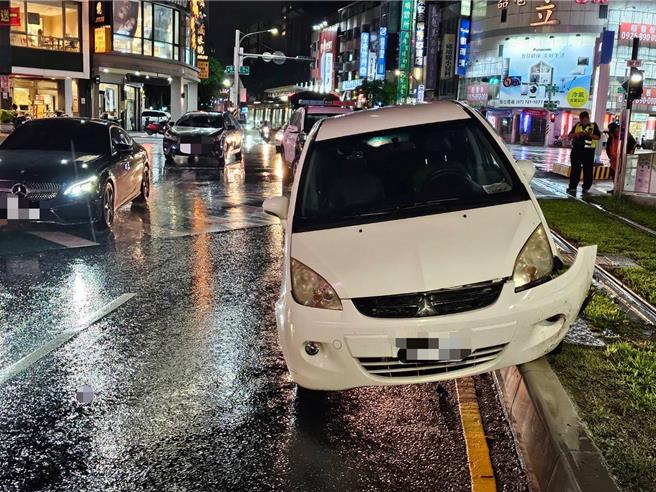 高雄一名7旬老翁開車左轉過程差點轉進輕軌軌道，左側車輪卡在緣石動彈不得，保險桿脫落輕微受傷，所幸無大礙。（警方提供／任義宇高雄傳真）