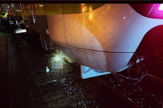 台鐵湖口鄉德興路平交道北上380公尺處，有身分不詳的男子遭火車輾斃。（新竹縣消防局提供／羅浚濱新竹傳真）