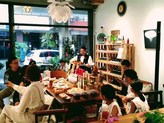 光合知間2日開幕，邀請曾寶明以吉他彈唱多首經典歌曲，宛如小型音樂會，讓現場賓客聽得如痴如醉！圖／曾麗芳