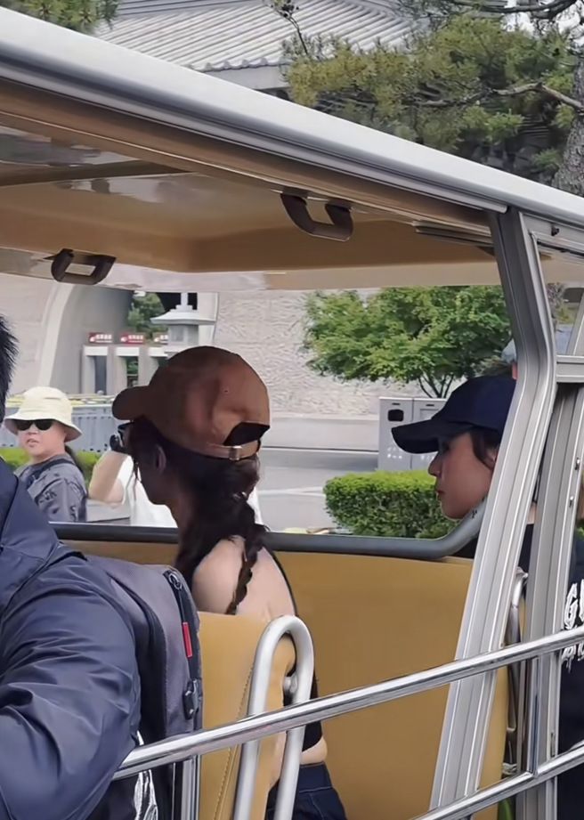 蔡依林被網友捕捉到腰間肉炸出。（圖／翻攝自小紅書）