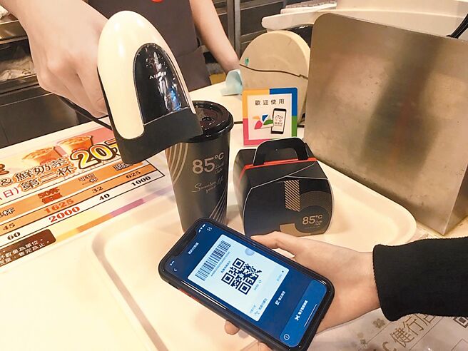 中央银行报告显示，电子支付愈趋普及、解封后的旅游及消费潮，推升去年底台湾电子支付总消费额突破7兆元、年增幅直逼2成。图／本报资料照片