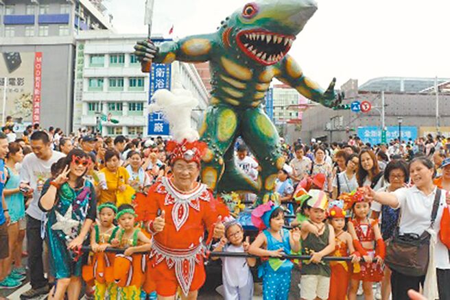 「壯觀社區」打造聞名全台的海洋老鷹嘉年華活動。圖為大壯觀願景發展協會理事長蔡秋霖（前排左四）在嘉年華與社區居民及民眾合影。（蔡秋霖提供／徐佑昇基隆傳真）