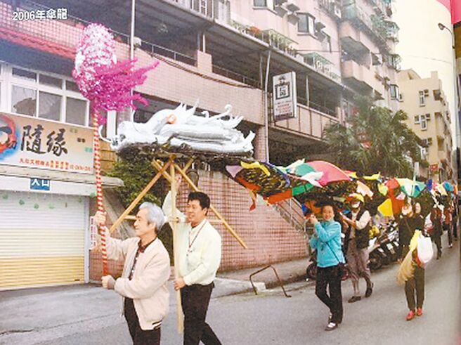 早期壯觀社區居民將廢棄排油煙管結合雨傘組成的「傘龍」遊行，也可以看出居民對參與活動的熱愛。（徐佑昇攝）