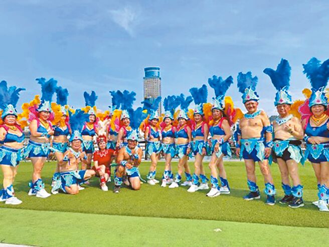 參與海洋老鷹嘉年華的居民不分男女老少，盡情展現熱情與自我。（蔡秋霖提供／徐佑昇基隆傳真）