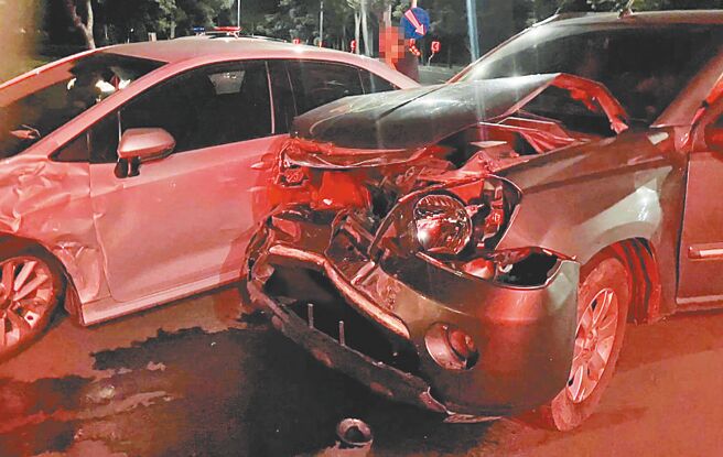 花蓮縣玉里分局鍾姓派出所所長5月31日晚間9時許，酒後駕車上路，沿文田路北往南行駛至文田路與台20甲線路口欲左轉時，與66歲余姓男子駕駛自小客車發生碰撞，兩車車身凹陷，雙方分受輕傷。（關山警察分局提供／蕭嘉蕙台東傳真）