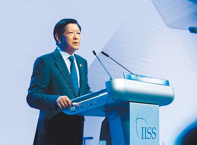 菲律宾总统小马可仕5月31日在香格里拉对话主旨演说时表示，区域经济安全将受南海、朝鲜半岛及台海所牵动，考量地理位置及在台菲律宾人，台海和平稳定状态必须是优先要务，敦促各界都要保持克制。（摘自香格里拉对话官网）