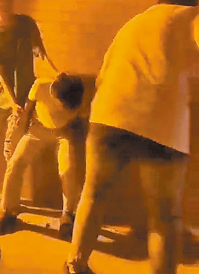 台中市议员江和树PO影片爆料，1名国三萧姓学生1日凌晨1点多在一中街1间土地公庙前遭到4、5名男子暴打。（江和树提供／冯惠宜台中传真）