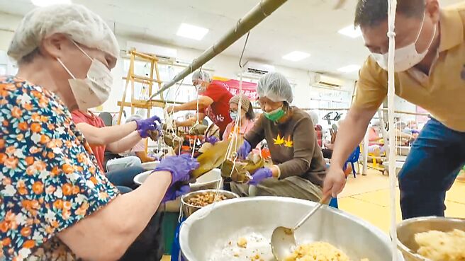 台东县鹿野乡龙田村1日举办「2024龙粽登场庆端午」包粽活动，村内30名婆婆妈妈大展身手。（萧嘉蕙摄）