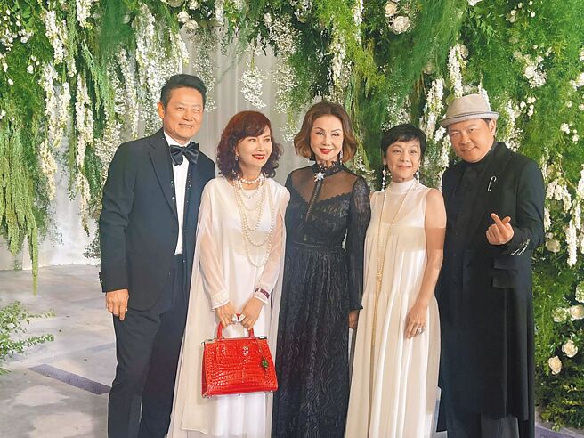 徐乃麟（左起）、邓美芳、谢玲玲、张艾嘉、曾国城在上海出席方芳芳儿子的婚宴。（读者提供）