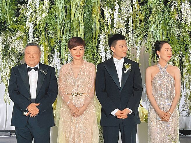 丹尼尔（左起）、方芳芳1日晚间在上海替独子Jason、媳妇举办婚宴。（读者提供）