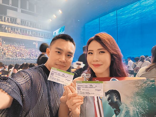 吳申梅（右）與老公朝聖張學友演唱會。（吳申梅提供）