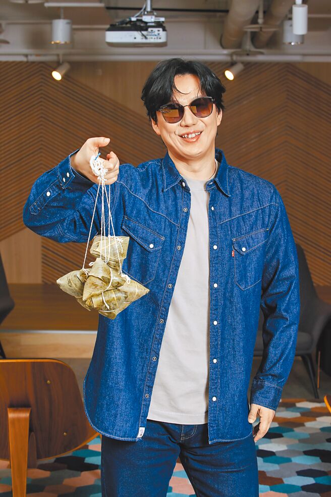 蕭煌奇用心跟著老師的指導，順利包好一整串的粽子。（鄧博仁攝）